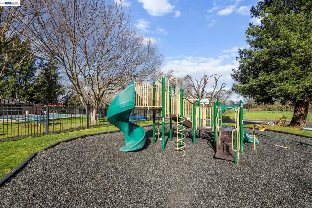 Image 3 of property listing at 2134 2134 Arroyo Ct 3, Pleasanton, CA 94588