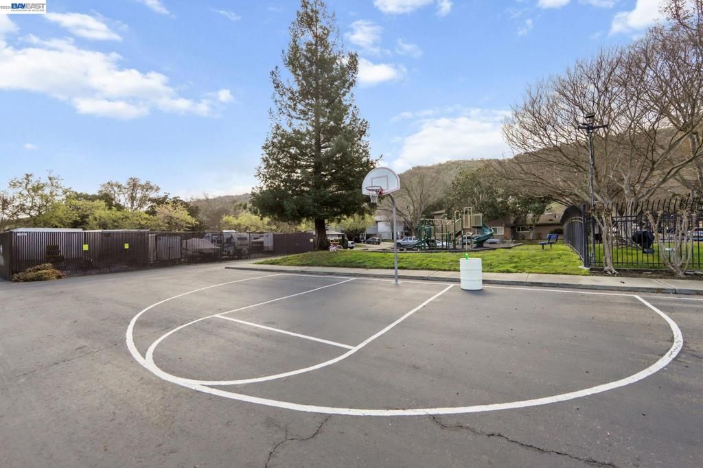 Image 4 of property listing at 2134 2134 Arroyo Ct 3, Pleasanton, CA 94588