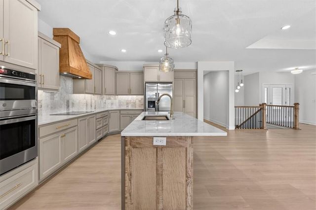 422 NE Lakota Drive, Adrian, MO 64720