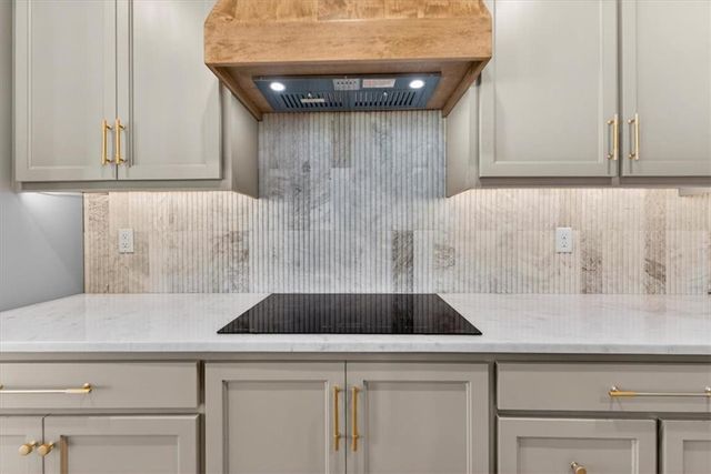 422 NE Lakota Drive, Adrian, MO 64720