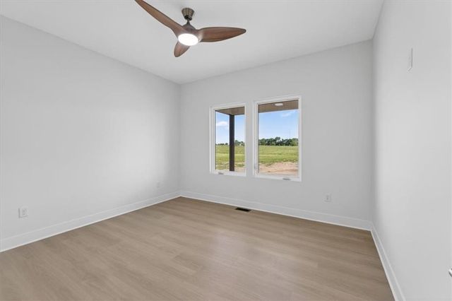 422 NE Lakota Drive, Adrian, MO 64720