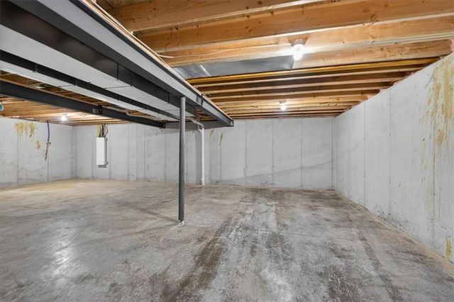 422 NE Lakota Drive, Adrian, MO 64720