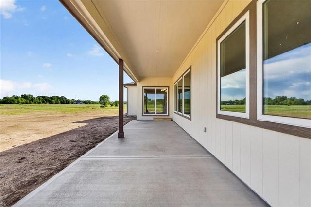 422 NE Lakota Drive, Adrian, MO 64720