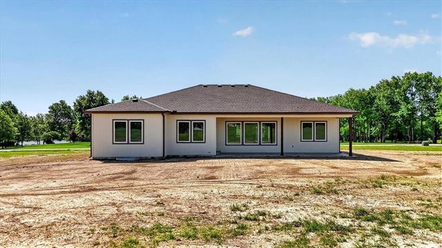 422 NE Lakota Drive, Adrian, MO 64720