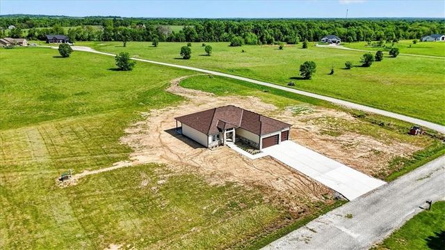 422 NE Lakota Drive, Adrian, MO 64720