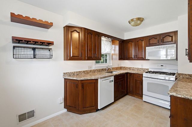 43 LONGWOOD DR, Hamilton, NJ 08620