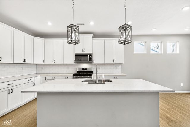 811 Stone Trace Court, Avon, IN 46123