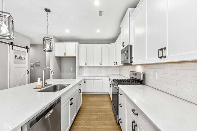 811 Stone Trace Court, Avon, IN 46123