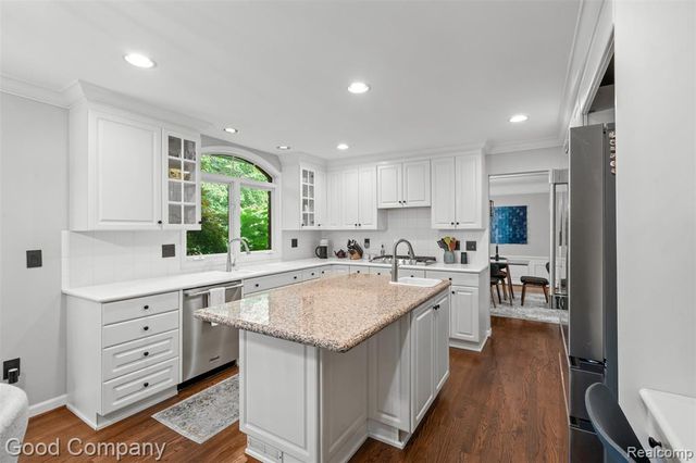 840 S Oxford Road, Grosse Pointe Woods, MI 48236