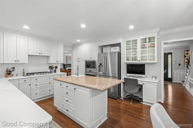 840 S Oxford Road, Grosse Pointe Woods, MI 48236