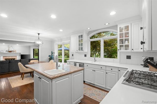 840 S Oxford Road, Grosse Pointe Woods, MI 48236