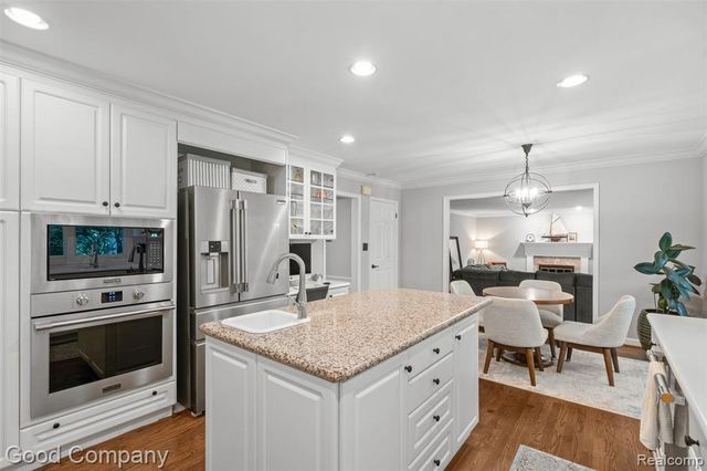 840 S Oxford Road, Grosse Pointe Woods, MI 48236