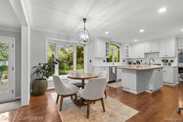 840 S Oxford Road, Grosse Pointe Woods, MI 48236