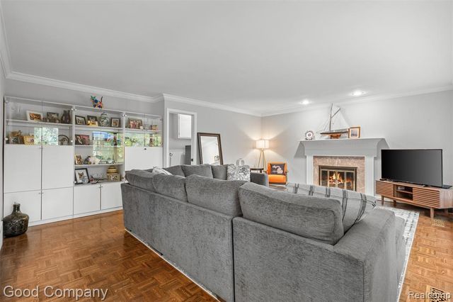 840 S Oxford Road, Grosse Pointe Woods, MI 48236