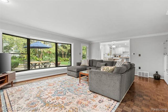 840 S Oxford Road, Grosse Pointe Woods, MI 48236