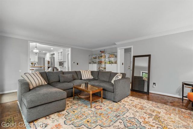 840 S Oxford Road, Grosse Pointe Woods, MI 48236