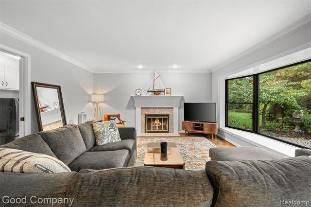 840 S Oxford Road, Grosse Pointe Woods, MI 48236