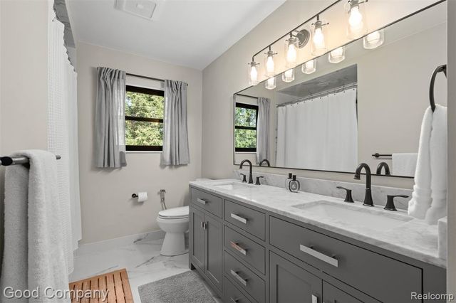 840 S Oxford Road, Grosse Pointe Woods, MI 48236