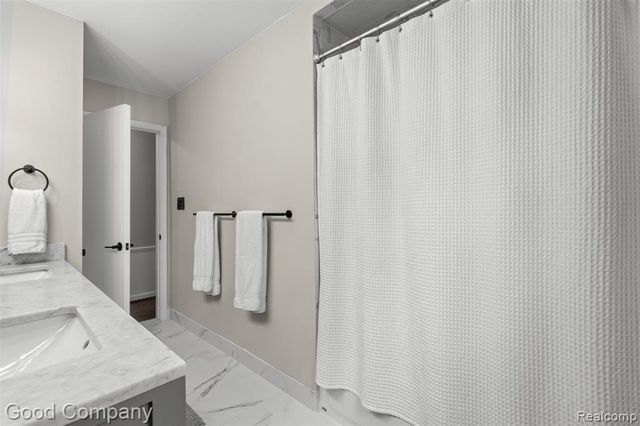 840 S Oxford Road, Grosse Pointe Woods, MI 48236