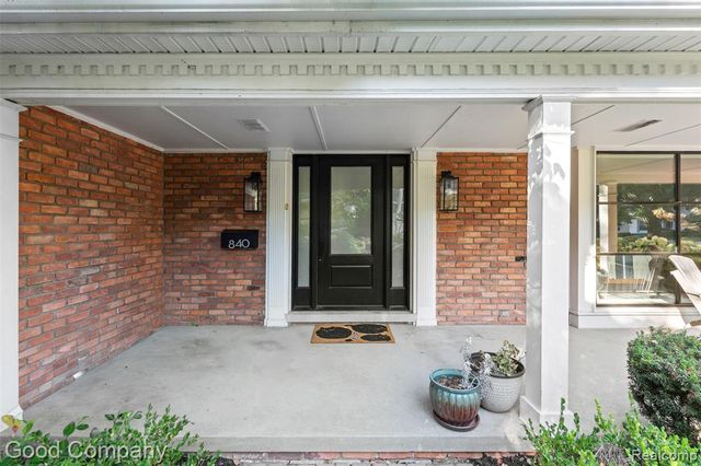 840 S Oxford Road, Grosse Pointe Woods, MI 48236