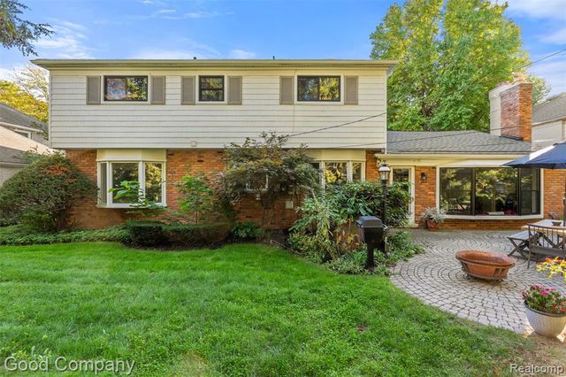 840 S Oxford Road, Grosse Pointe Woods, MI 48236