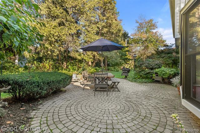 840 S Oxford Road, Grosse Pointe Woods, MI 48236