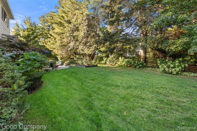 840 S Oxford Road, Grosse Pointe Woods, MI 48236