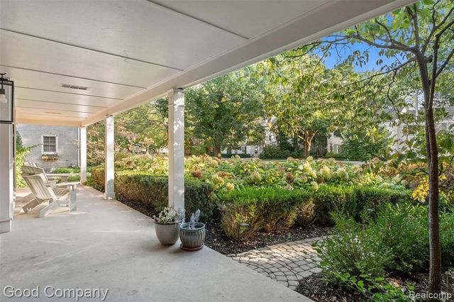 840 S Oxford Road, Grosse Pointe Woods, MI 48236