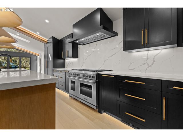 17763 Kelok Rd, Lake Oswego, OR 97034