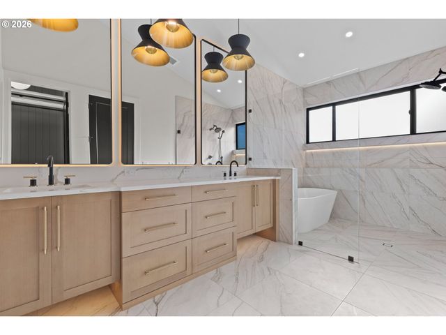 17763 Kelok Rd, Lake Oswego, OR 97034