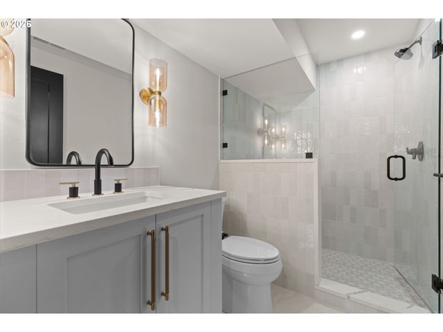 17763 Kelok Rd, Lake Oswego, OR 97034