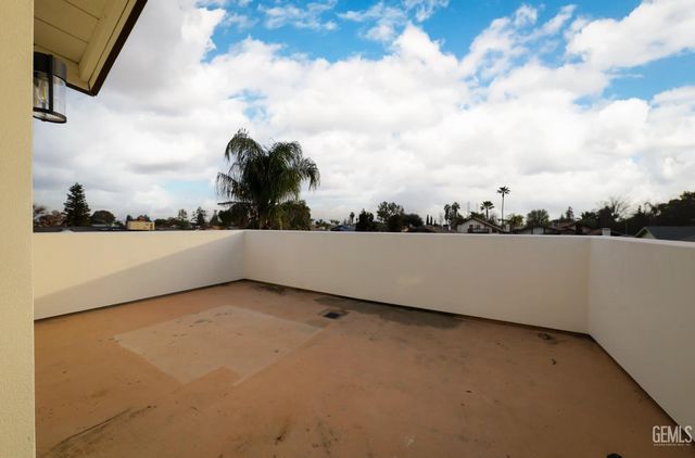 7512 Lordsburg Drive, Bakersfield, CA 93309