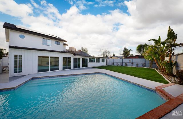 7512 Lordsburg Drive, Bakersfield, CA 93309