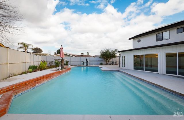 7512 Lordsburg Drive, Bakersfield, CA 93309