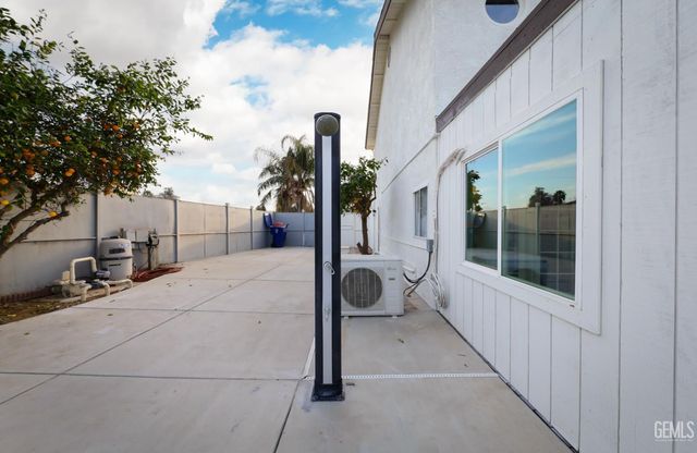 7512 Lordsburg Drive, Bakersfield, CA 93309