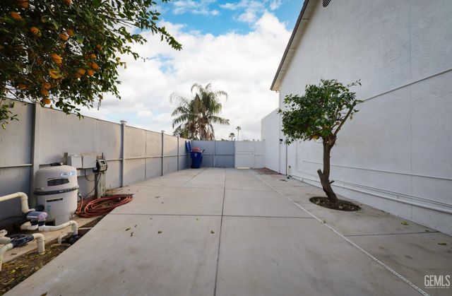 7512 Lordsburg Drive, Bakersfield, CA 93309