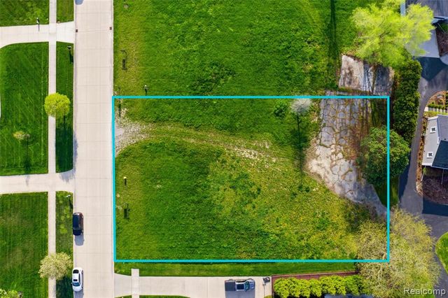 22 Potowatomi Drive, Grosse Ile, MI 48138