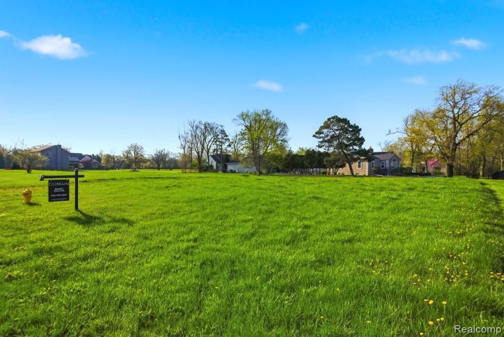 22 Potowatomi Drive, Grosse Ile, MI 48138