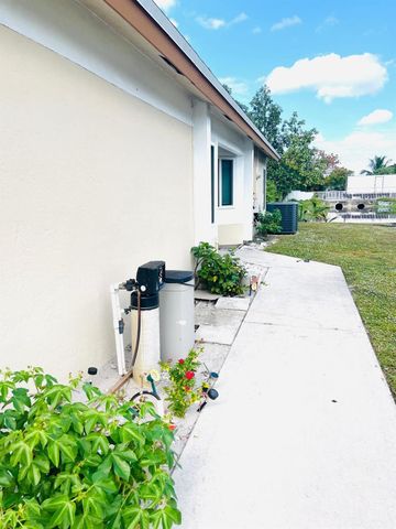838 E PALM RUN Drive, North Lauderdale, FL 33068