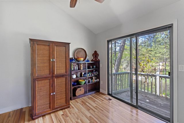 10450 Alta Sierra Dr, Grass Valley, CA 95949