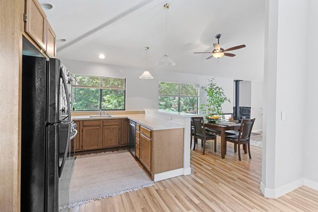 10450 Alta Sierra Dr, Grass Valley, CA 95949