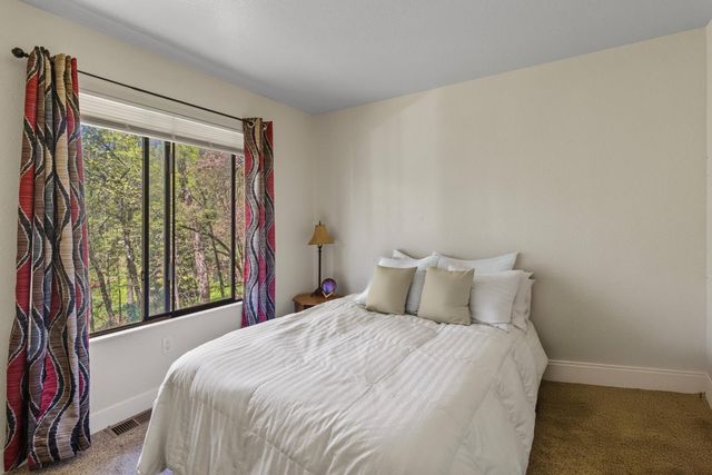 10450 Alta Sierra Dr, Grass Valley, CA 95949