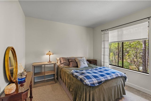 10450 Alta Sierra Dr, Grass Valley, CA 95949