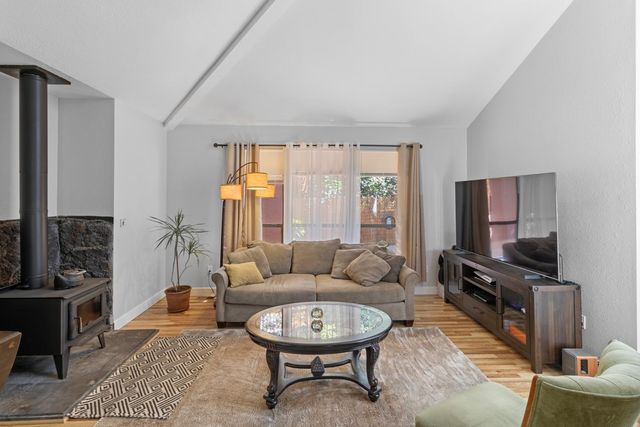 10450 Alta Sierra Dr, Grass Valley, CA 95949