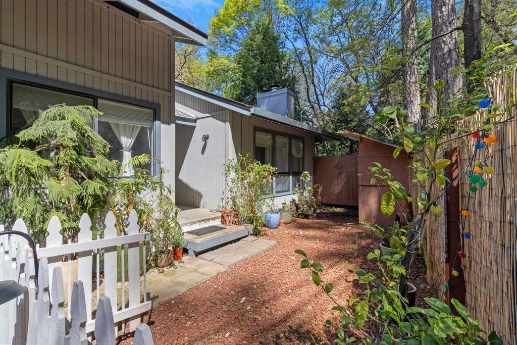 10450 Alta Sierra Dr, Grass Valley, CA 95949