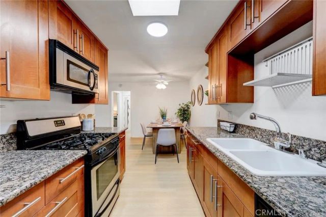 11138 Aqua Vista Street 9, Studio City, CA 91602