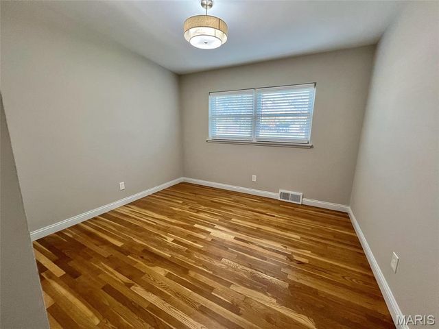 417 Wenneker Drive, Ladue, MO 63124