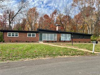417 Wenneker Drive, Ladue, MO 63124