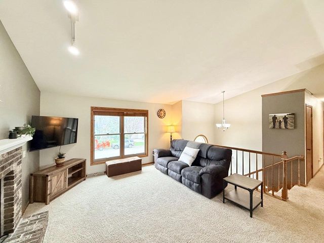 516 Mohawk Trail, Deforest, WI 53532