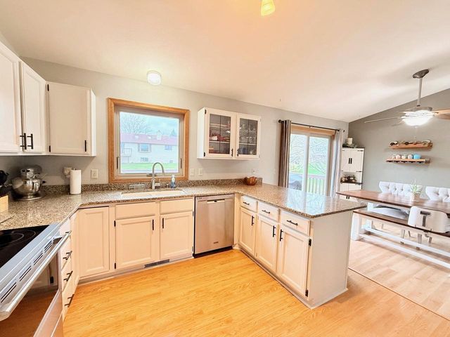516 Mohawk Trail, Deforest, WI 53532